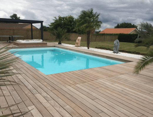 Plage de piscine en bois